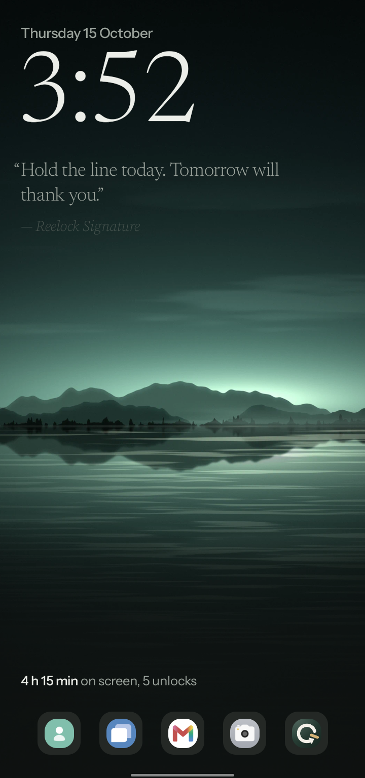Reelock home screen: the time, a reflection and five apps